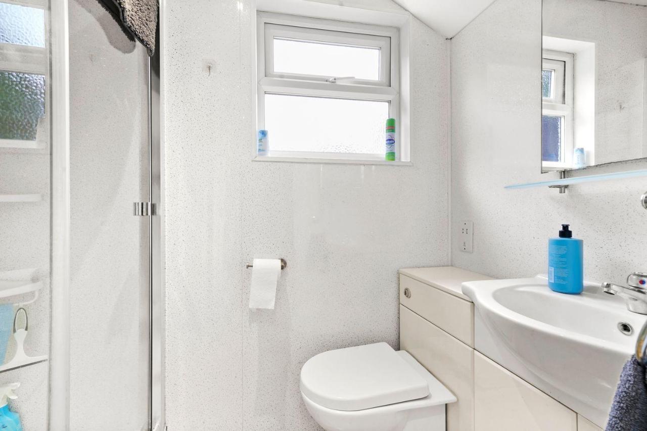 Comfortable 2 Bedroom Property, Maidstone Exterior photo